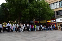 阿满百香鸡香溢紫郡店开业，附近居民排长队